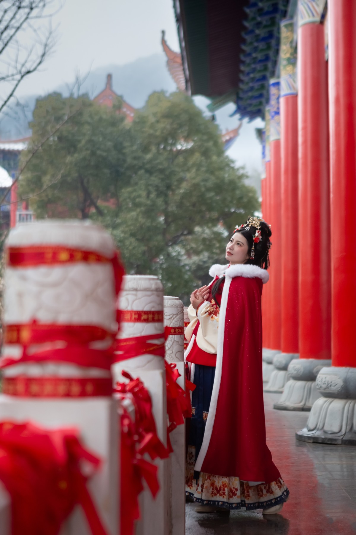 红衣靓妹雪中情