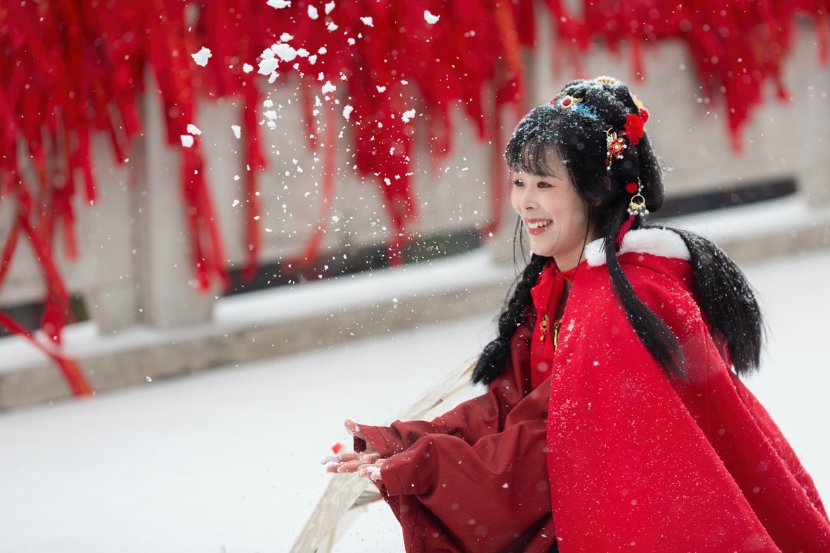 红衣靓妹雪中情