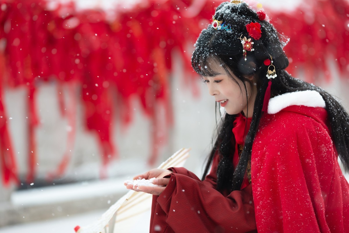 红衣靓妹雪中情