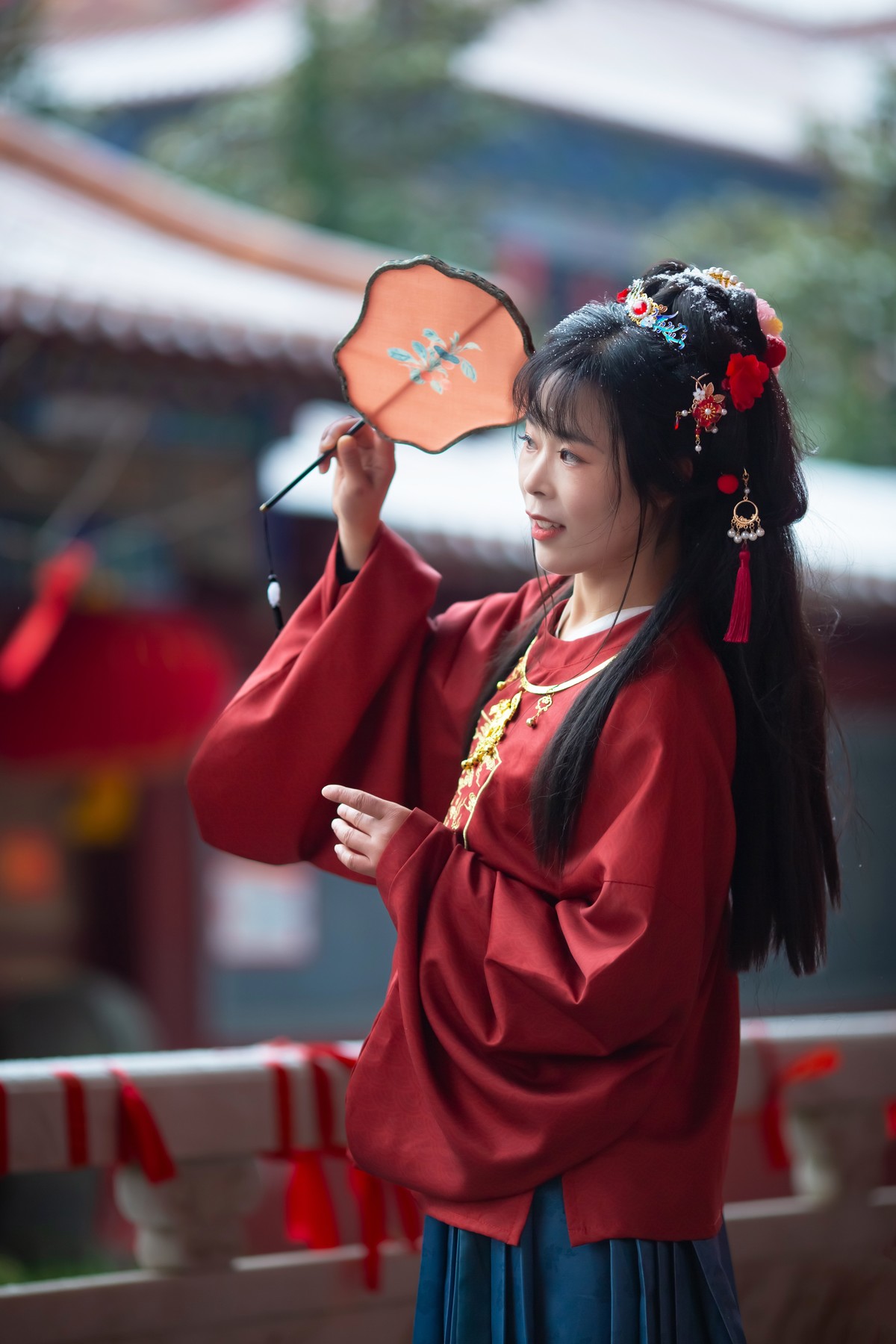 红衣靓妹雪中情