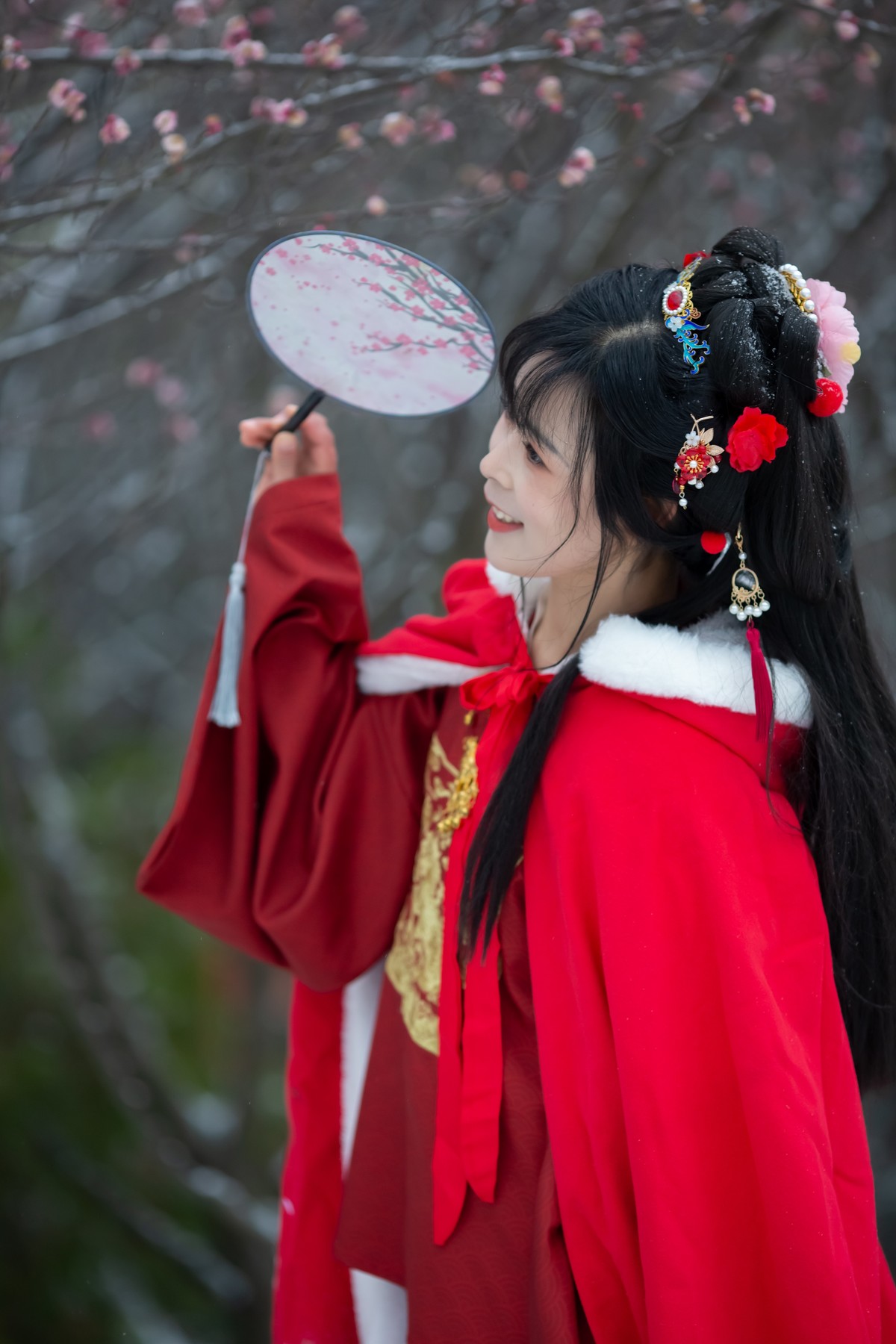 红衣靓妹雪中情