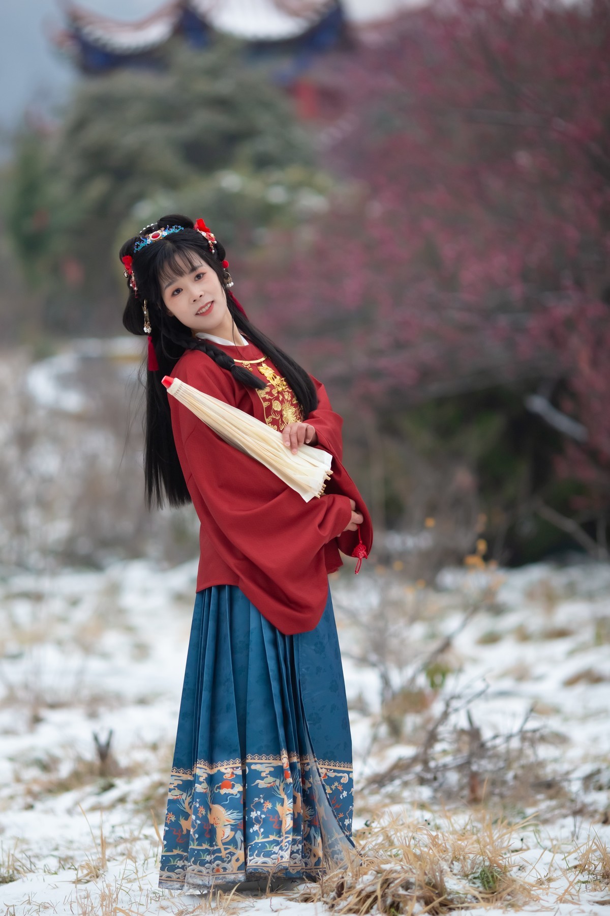 红衣靓妹雪中情