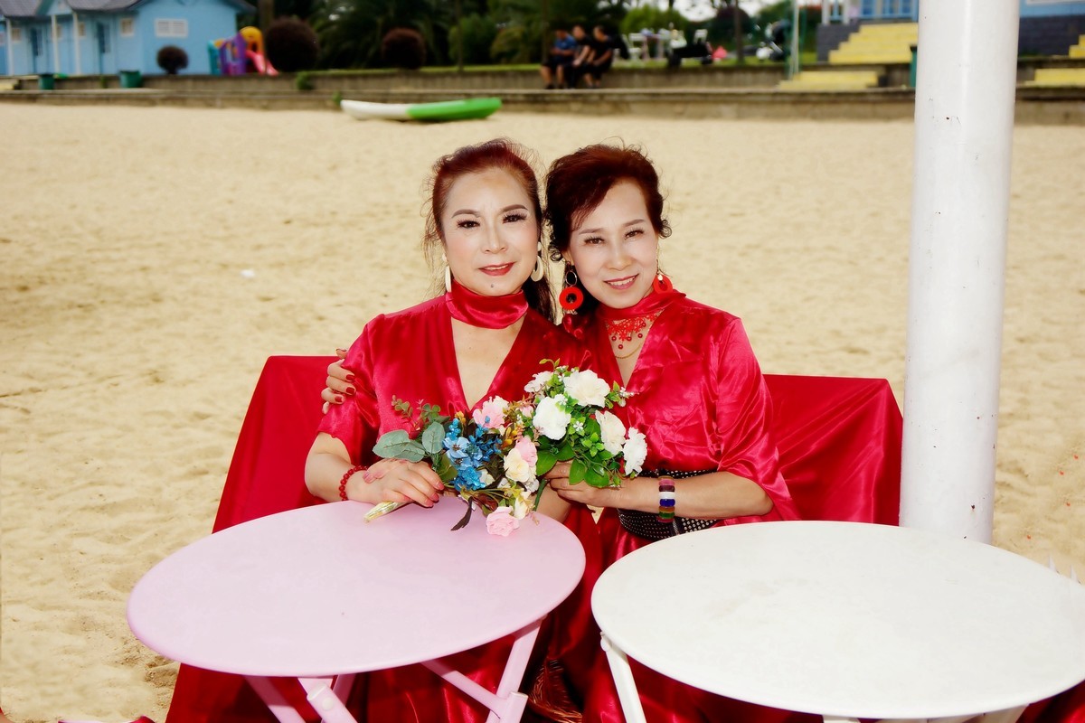 环境人像----梁子湖休闲的美女！