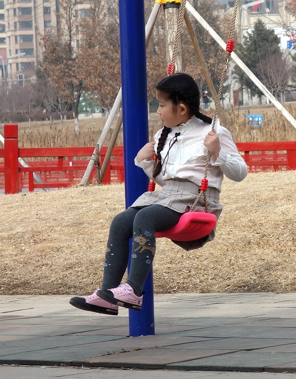 公园荡悠悠的女孩