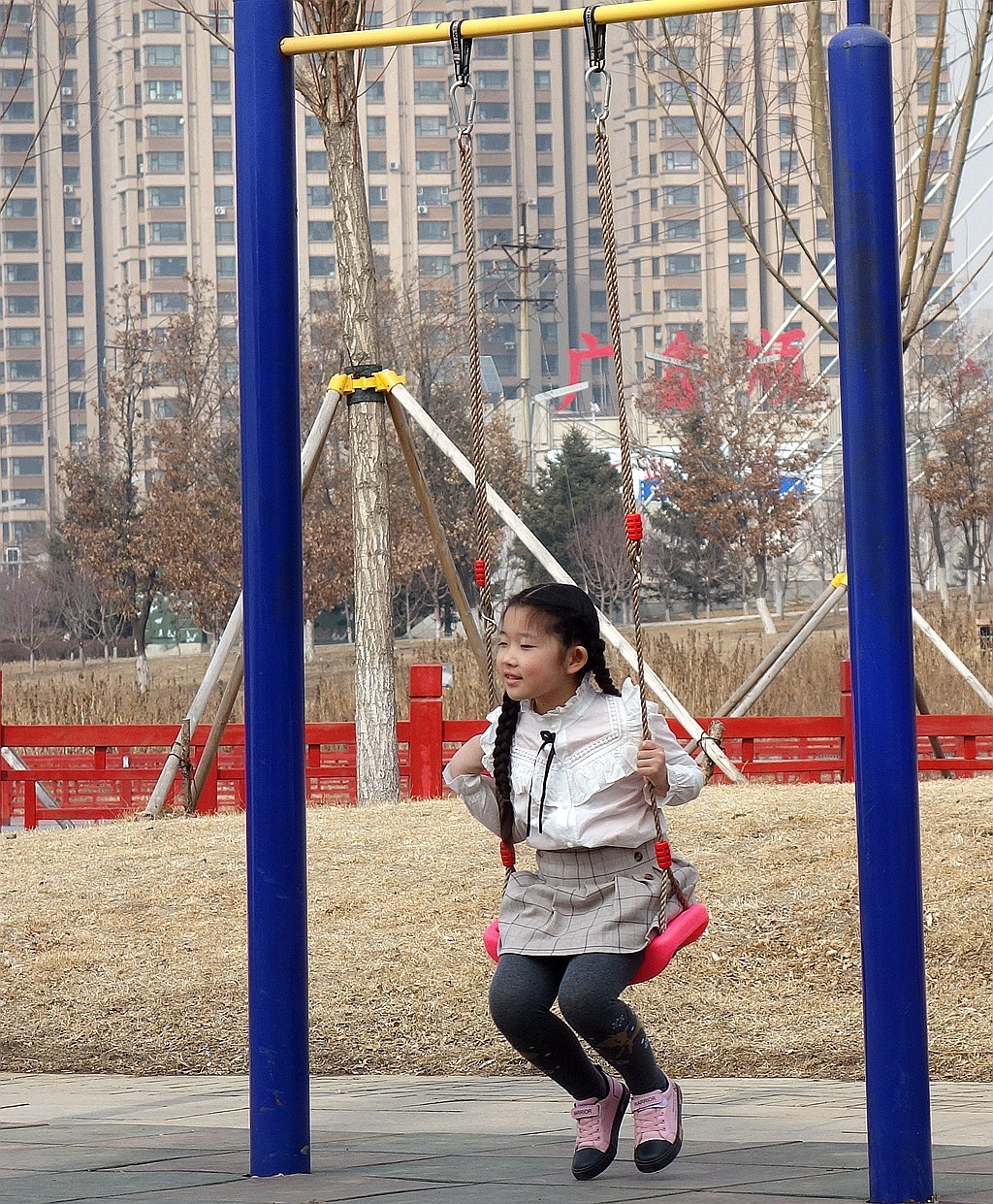 公园荡悠悠的女孩