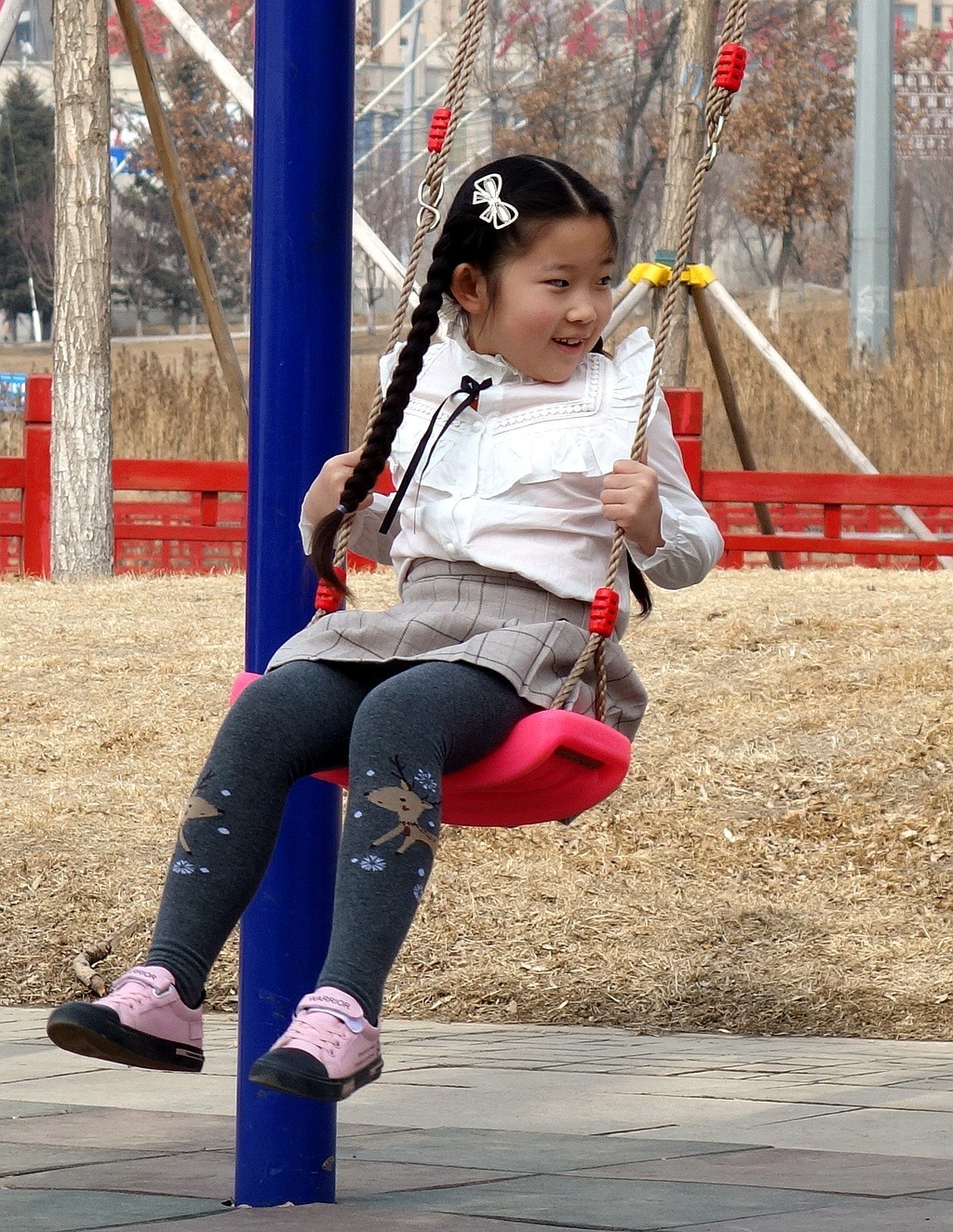 公园荡悠悠的女孩