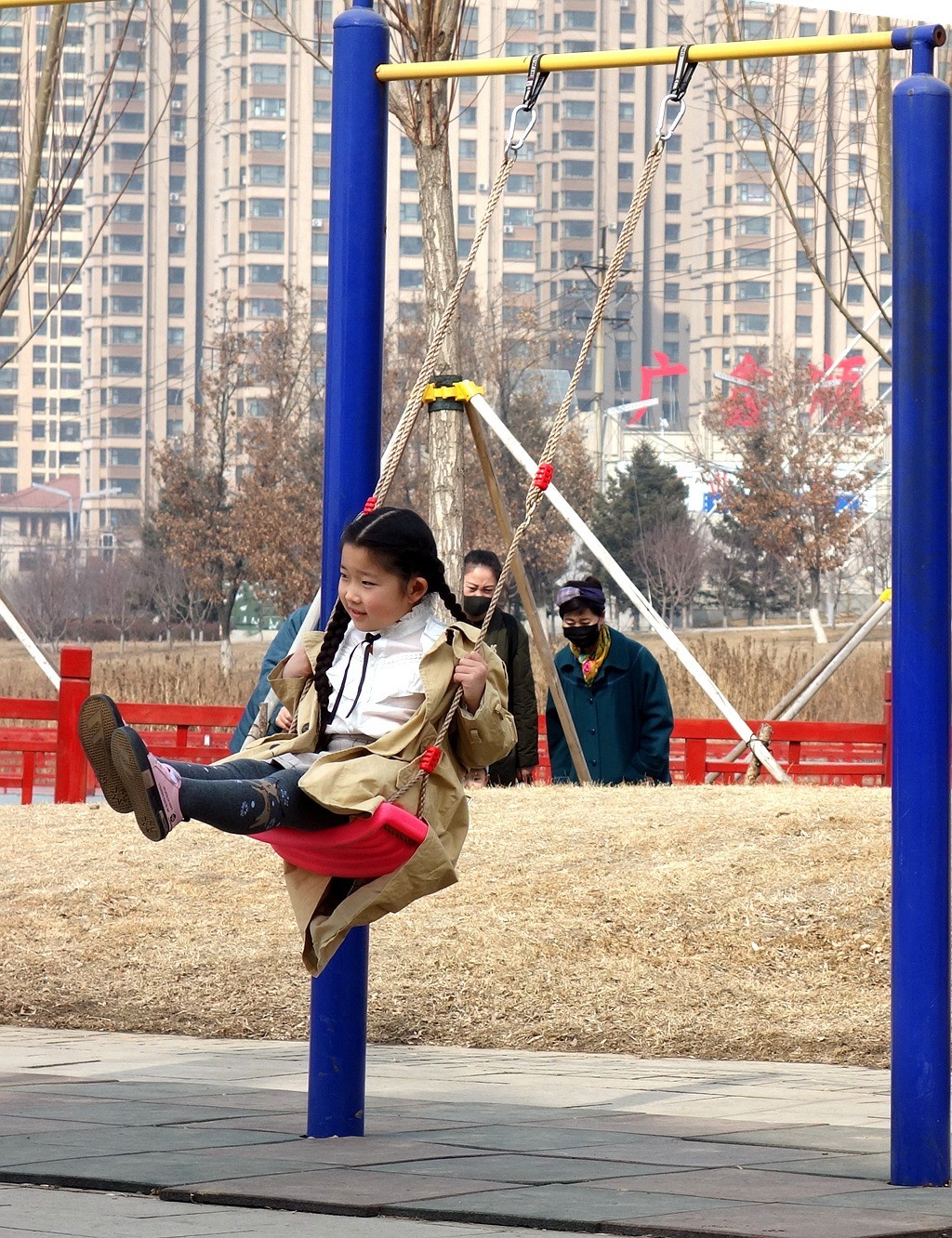 公园荡悠悠的女孩