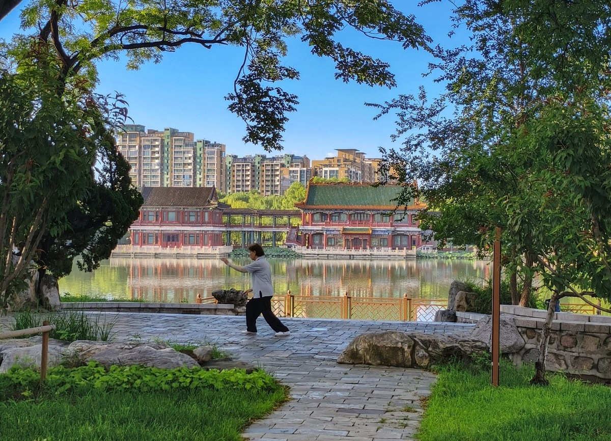 蓝天白云龙潭湖（5）