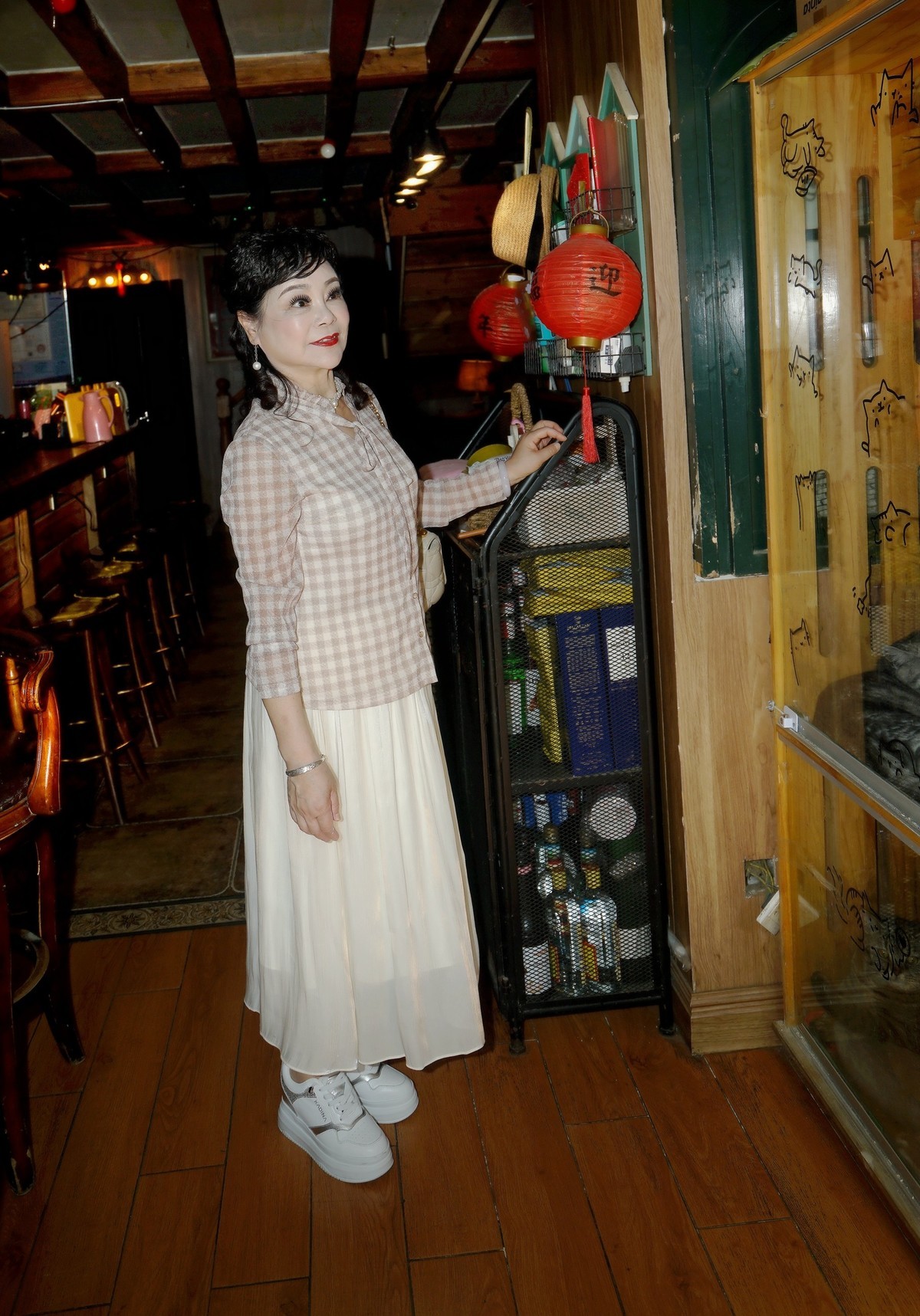 室内环境人像---黎黄陂路小店中的美女！