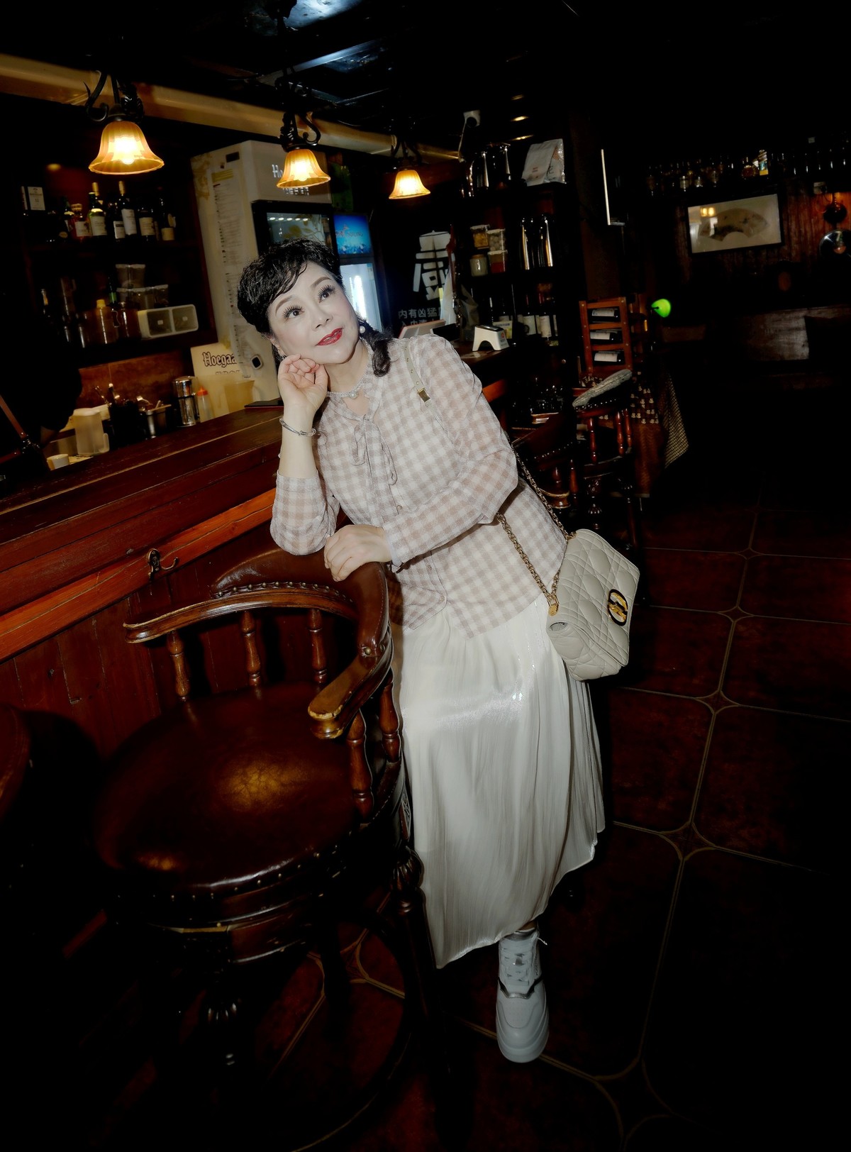 室内环境人像---黎黄陂路小店中的美女！