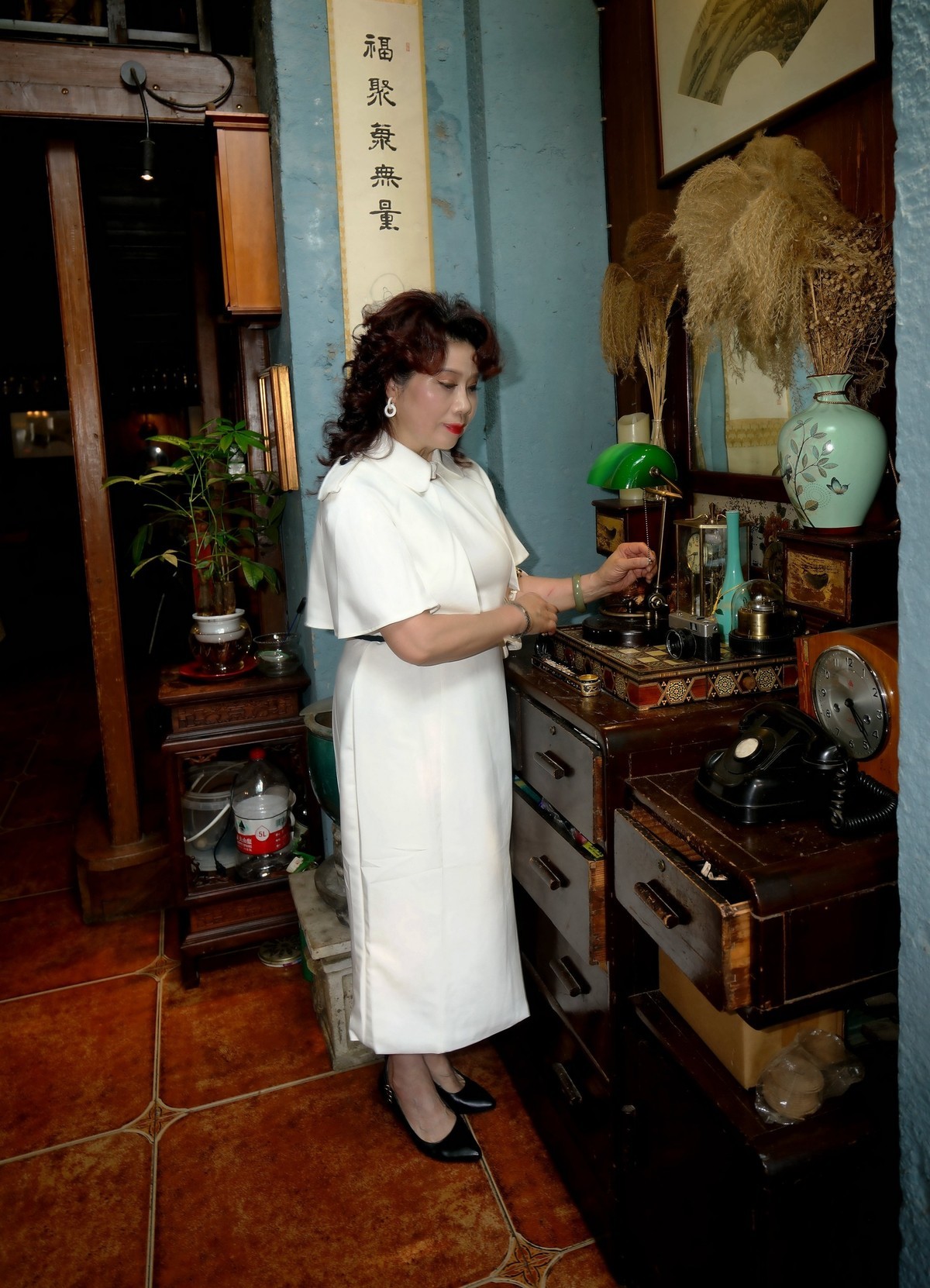 室内环境人像---黎黄陂路小店中的美女！