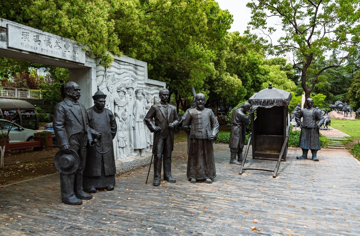 汉口江滩码头文化雕塑群
