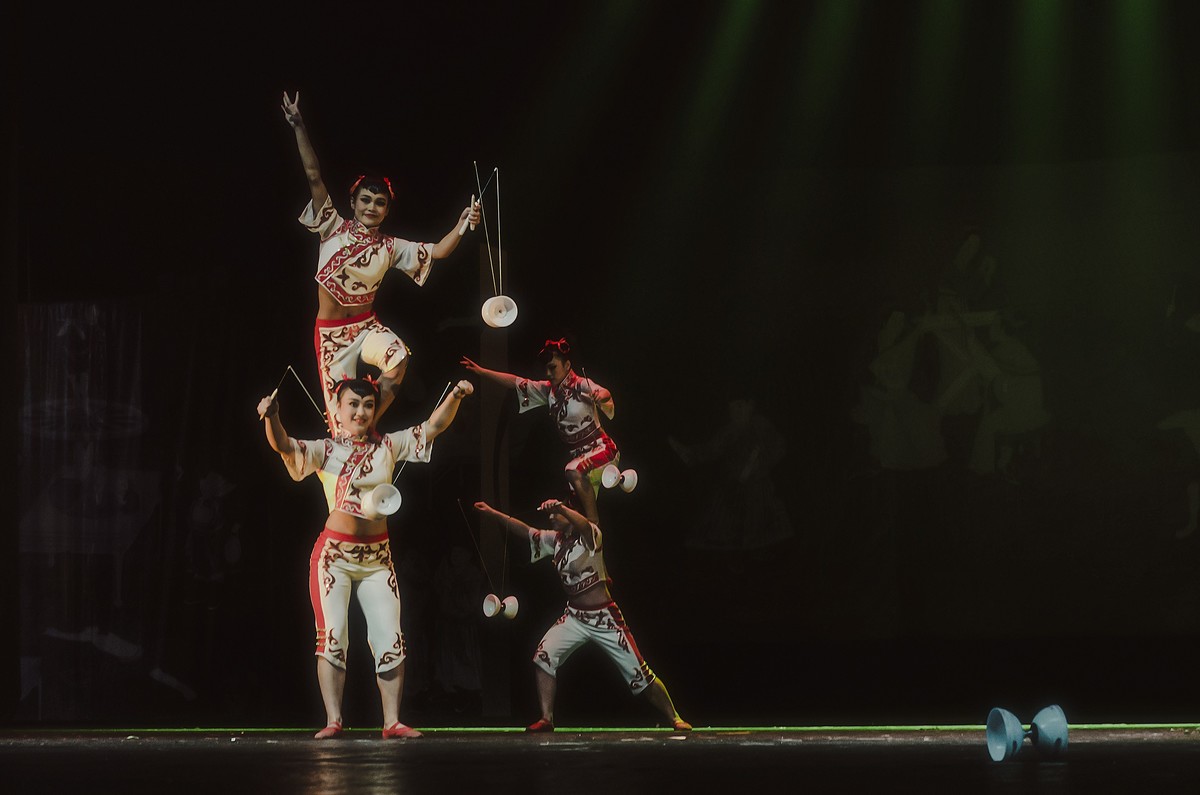 舞台摄影：杂技《小亲妹嘢》