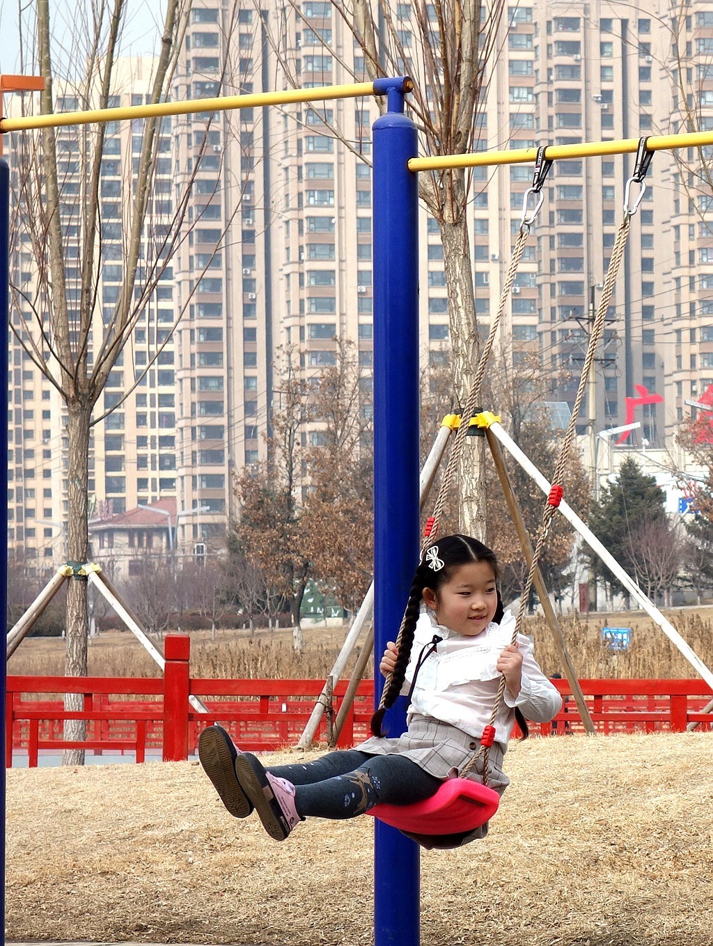公园荡悠悠的女孩