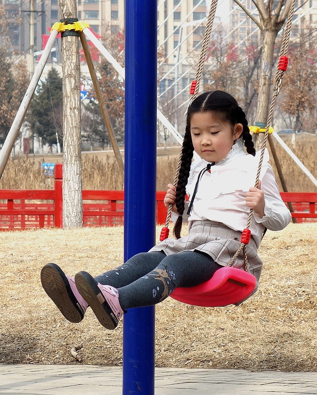 公园荡悠悠的女孩