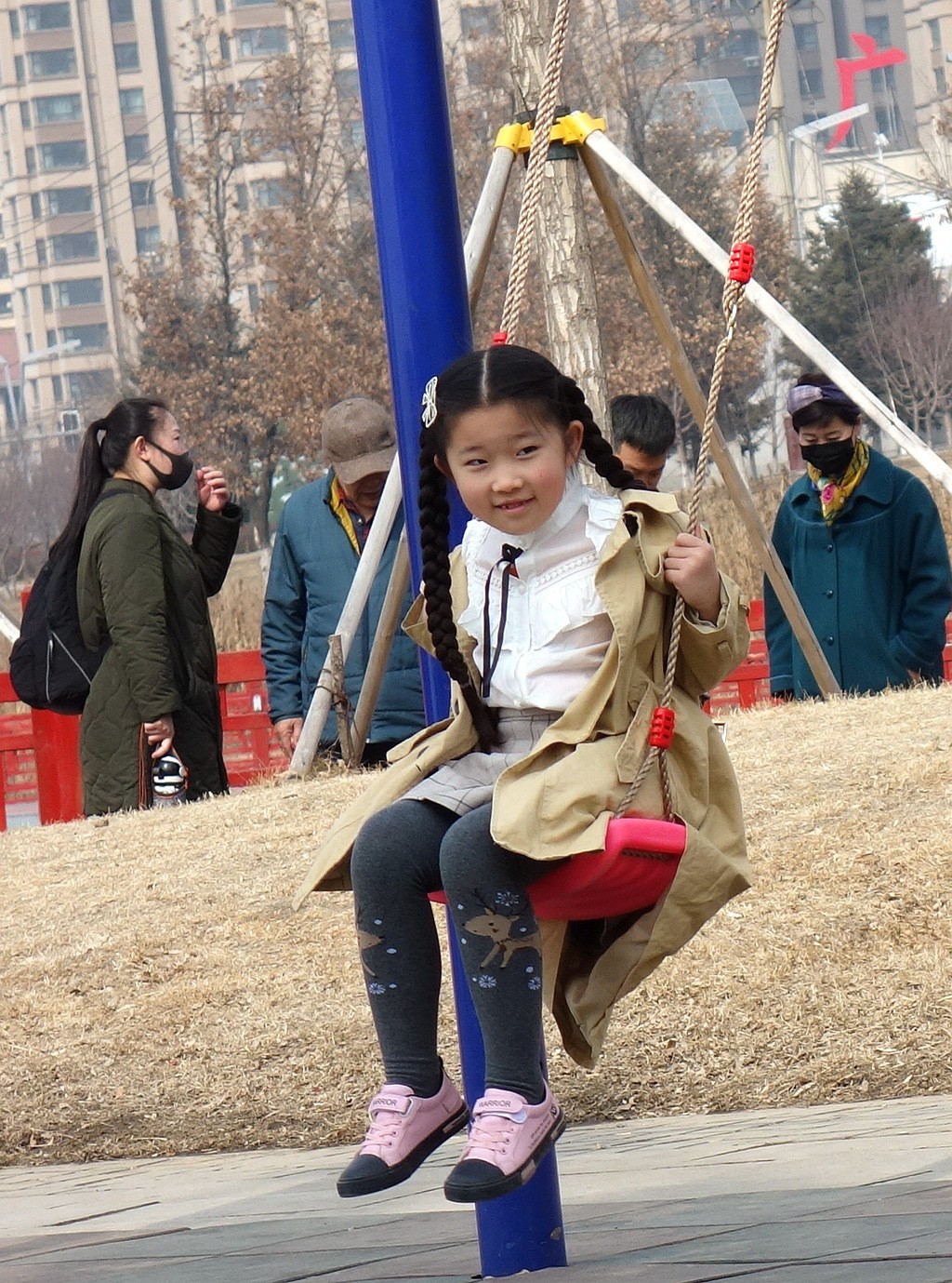 公园荡悠悠的女孩