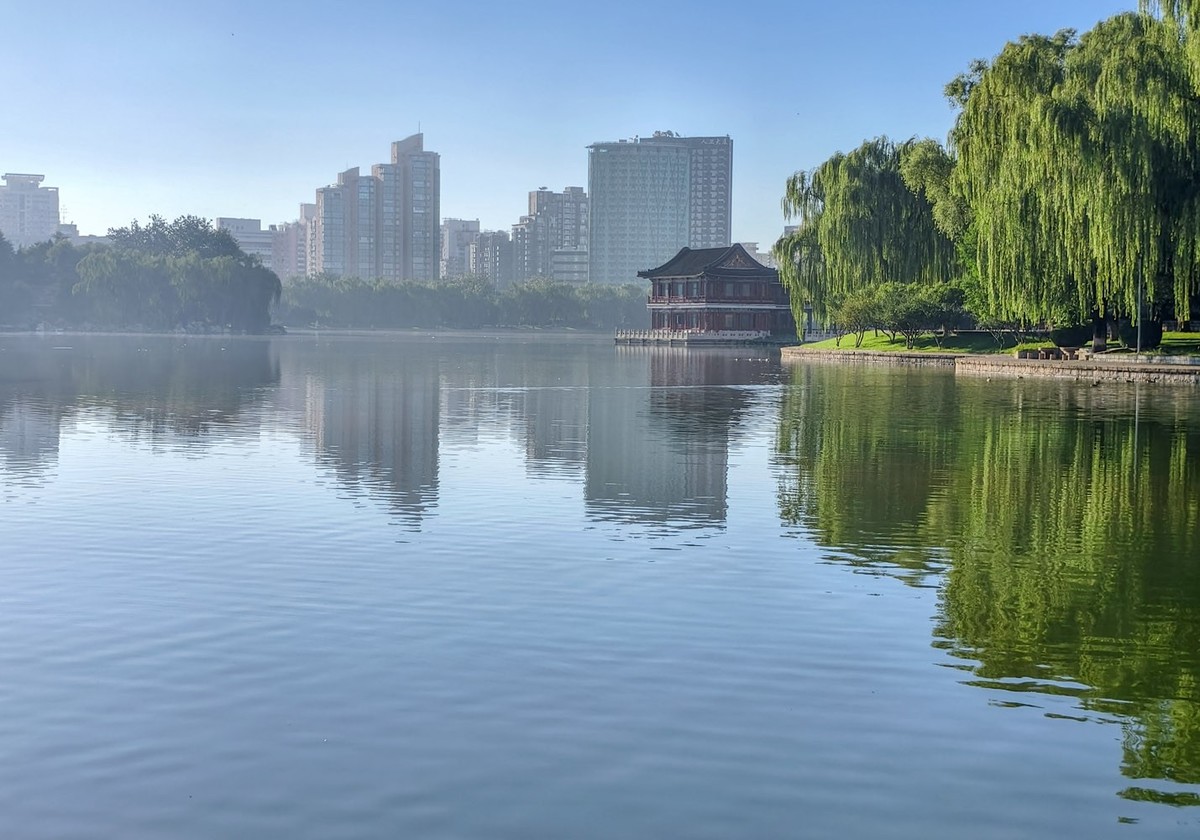 蓝天白云龙潭湖（5）