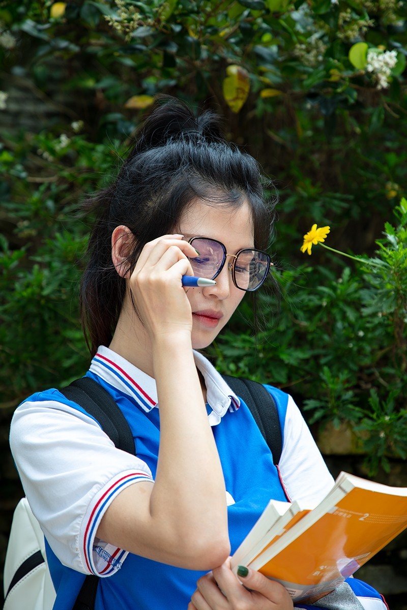 祝高考学子  ：金榜题名   前程似锦