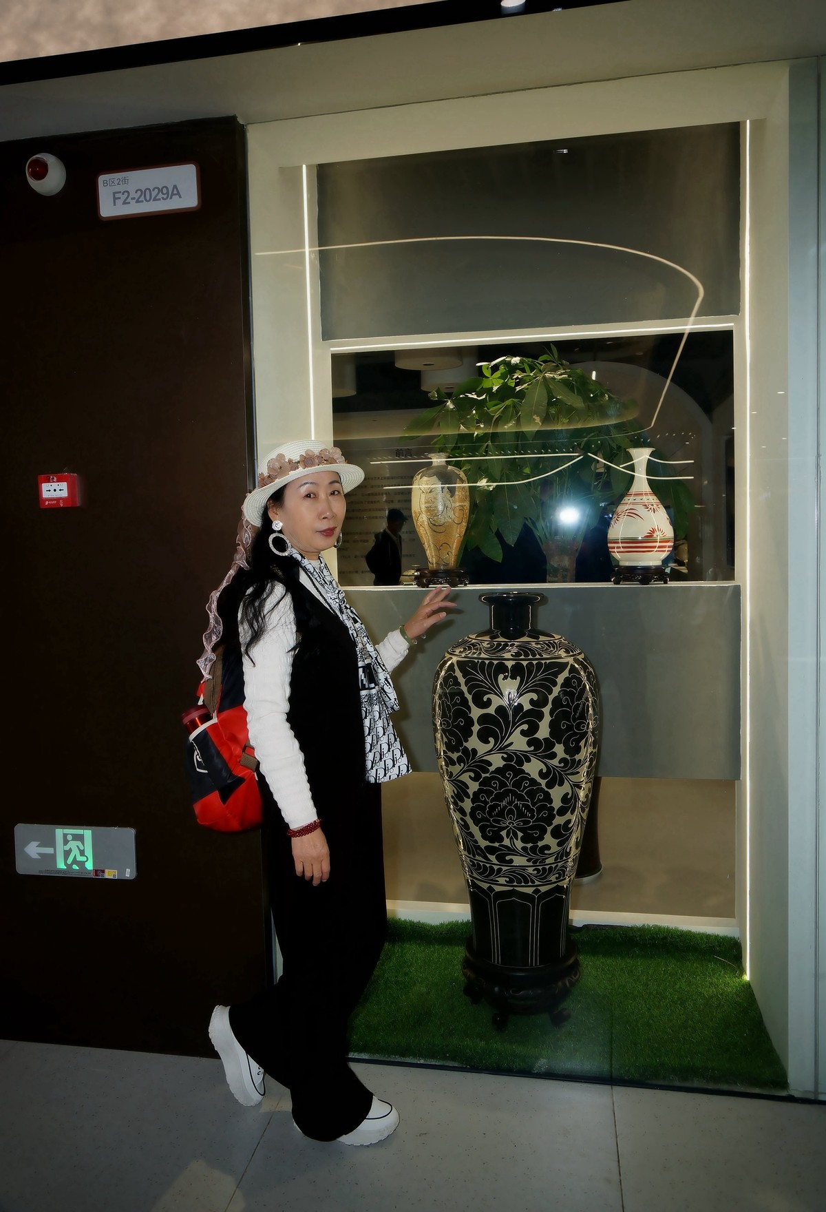 销假贴---景德镇瓷器展参观的美女！