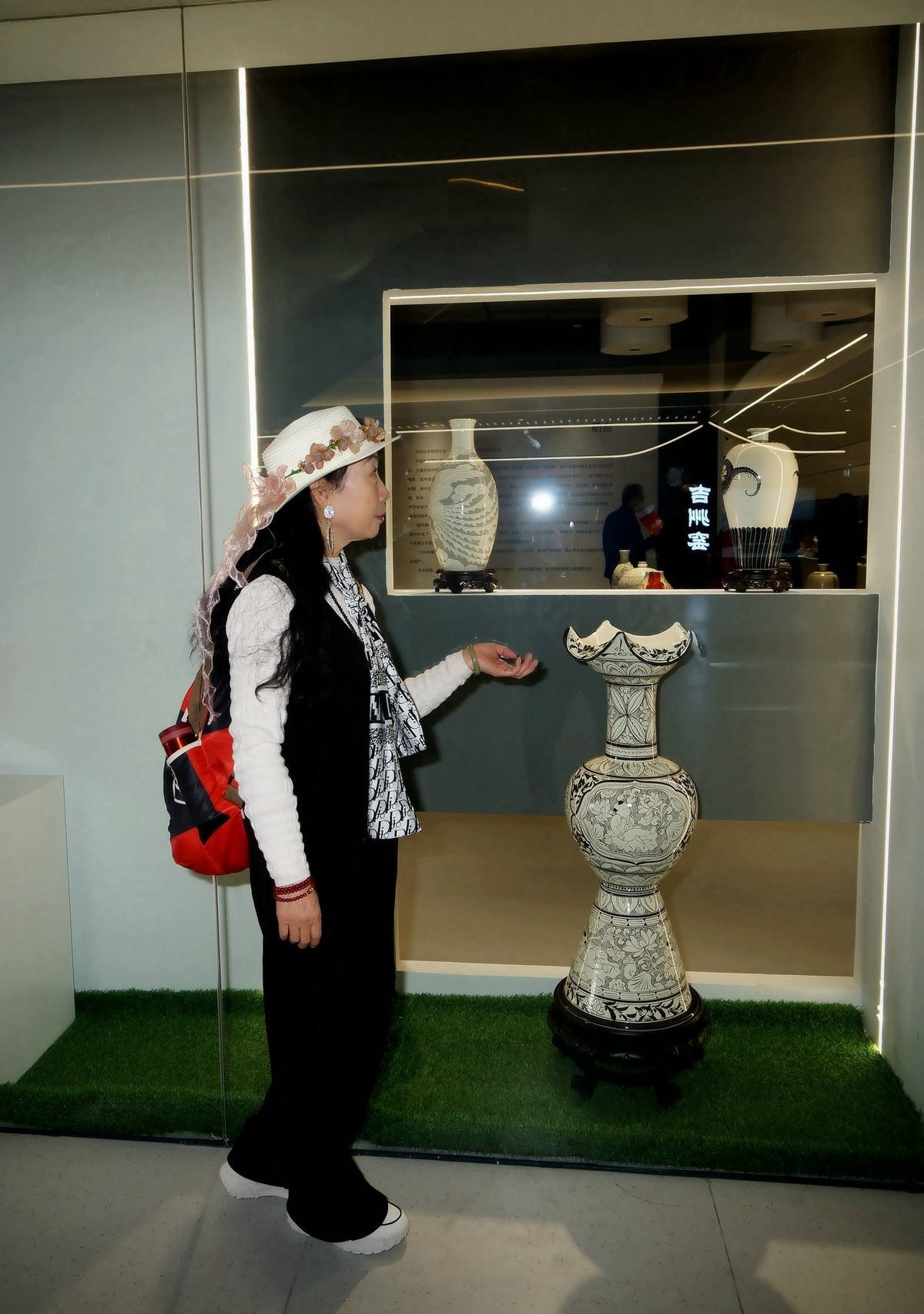 销假贴---景德镇瓷器展参观的美女！