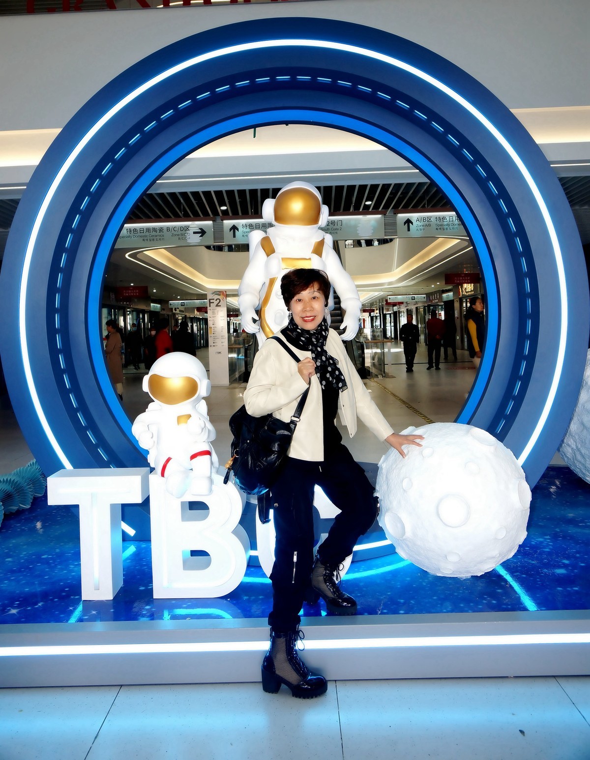 销假贴---景德镇瓷器展参观的美女！