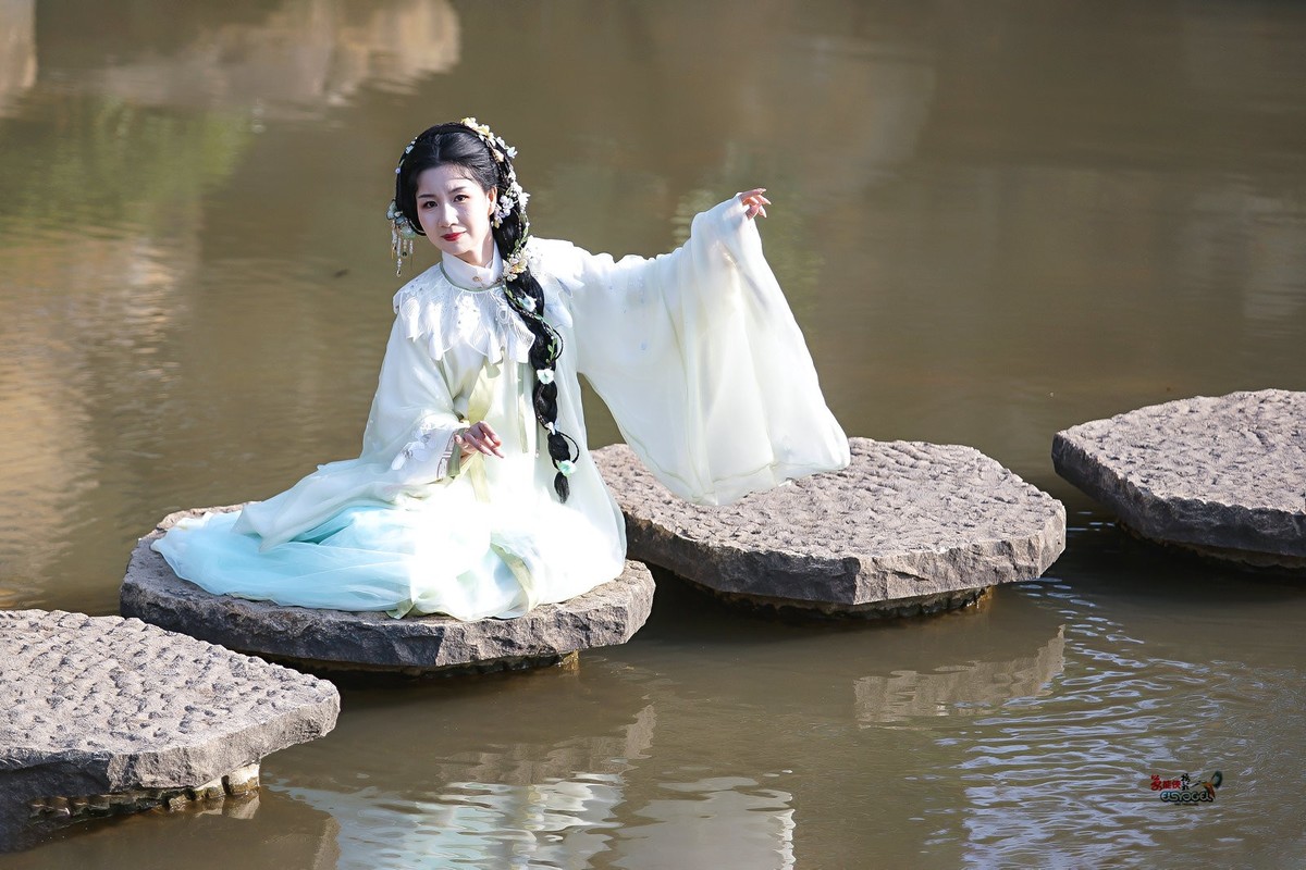 【在水一方】---婉灵