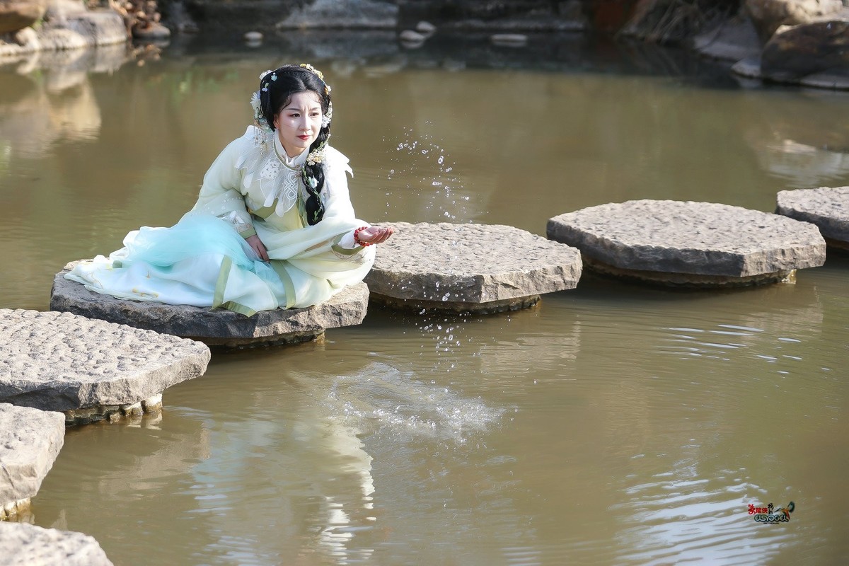 【在水一方】---婉灵