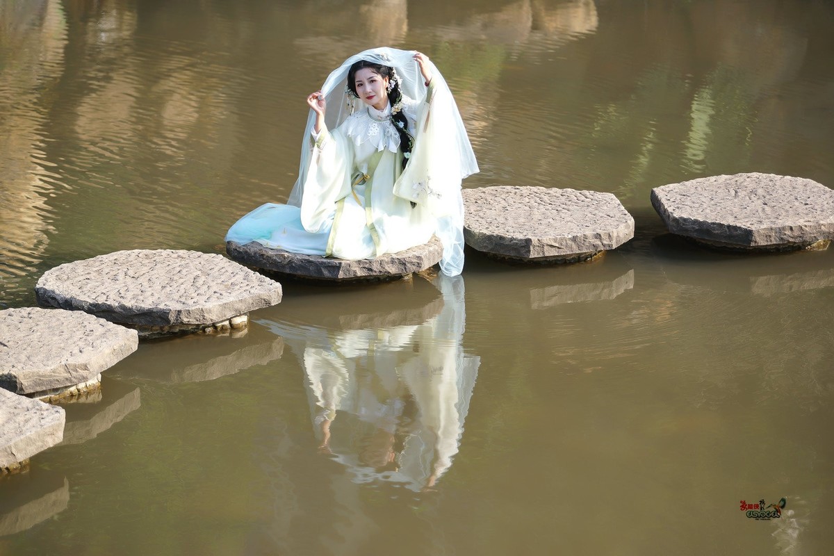 【在水一方】---婉灵