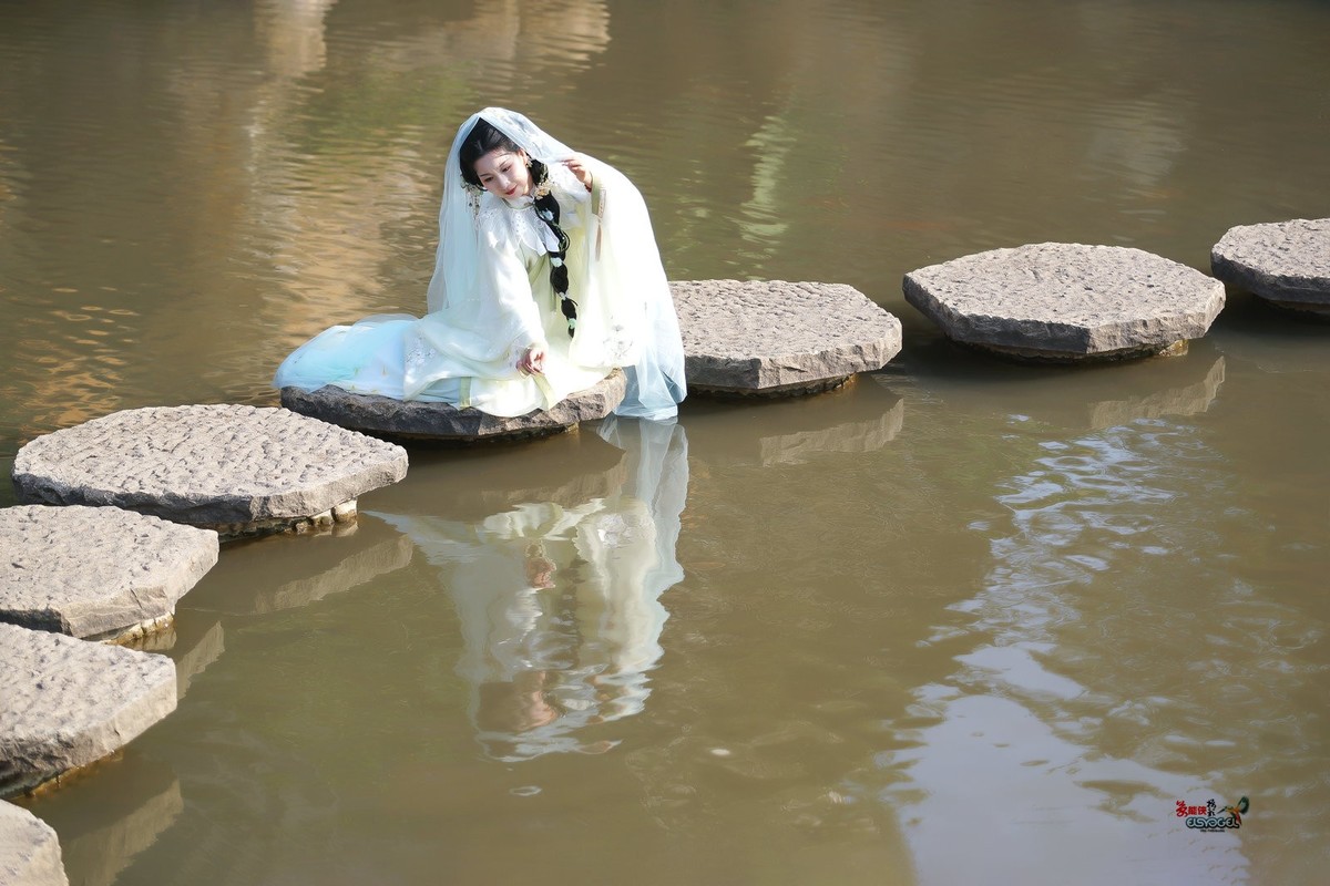 【在水一方】---婉灵