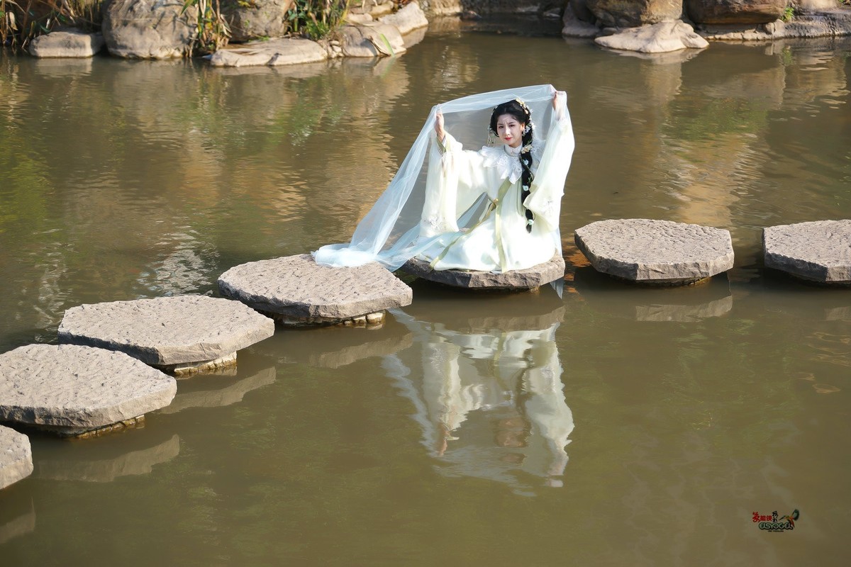 【在水一方】---婉灵