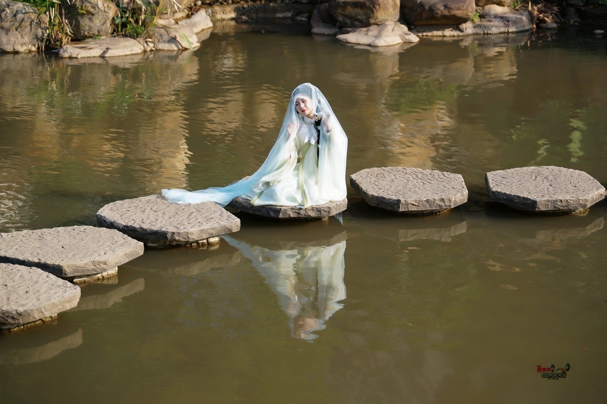 【在水一方】---婉灵