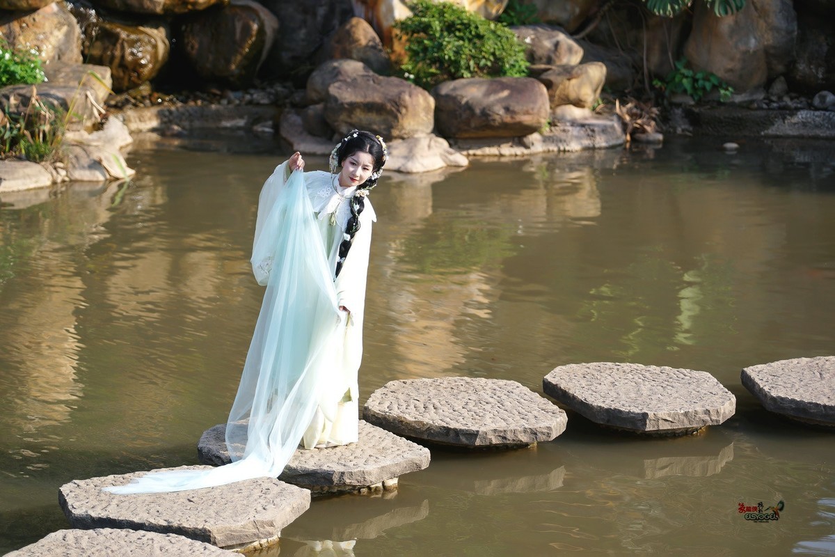 【在水一方】---婉灵