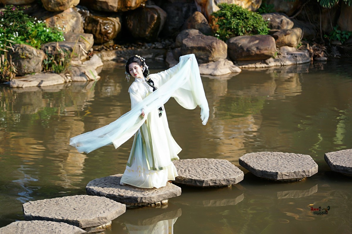 【在水一方】---婉灵