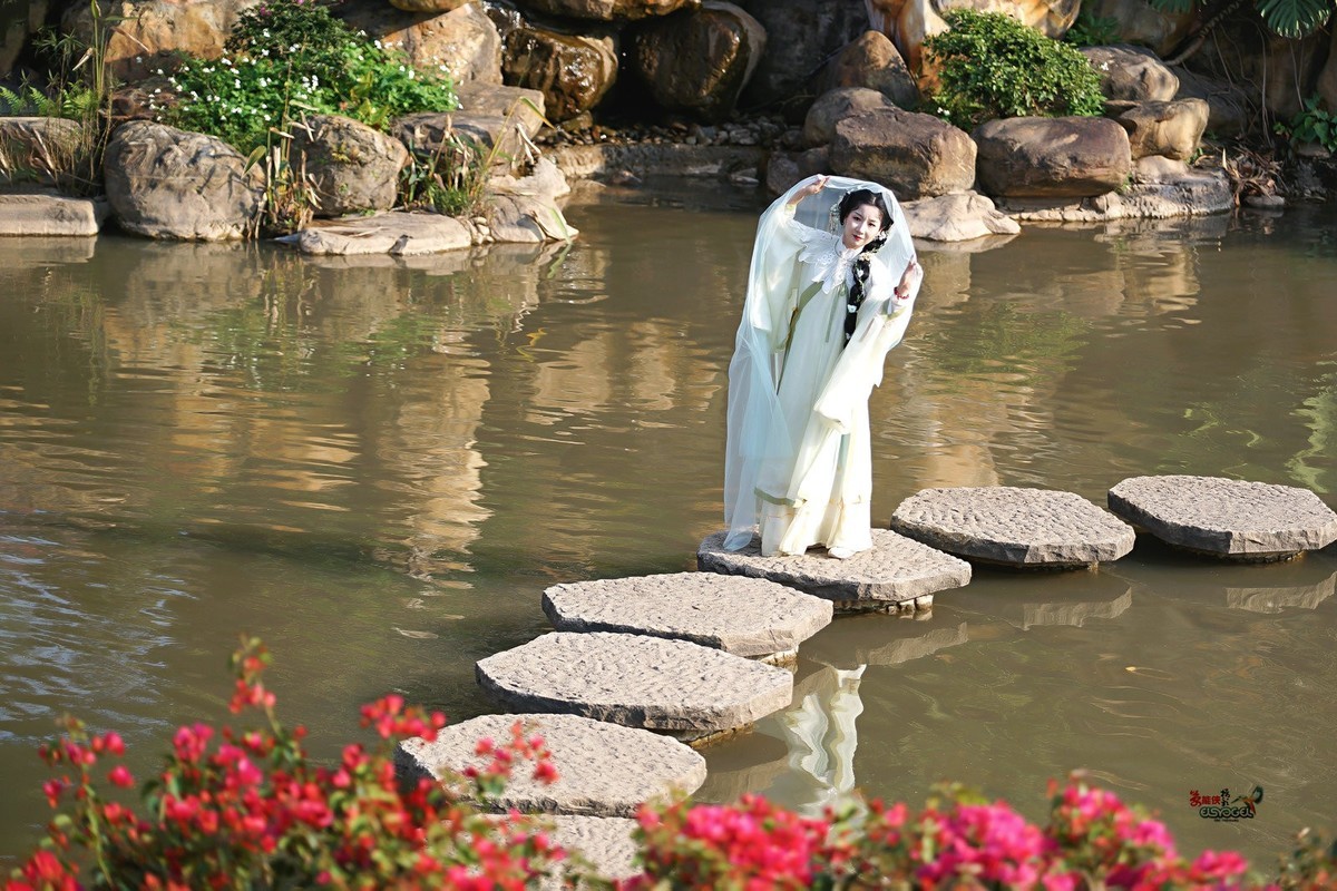 【在水一方】---婉灵