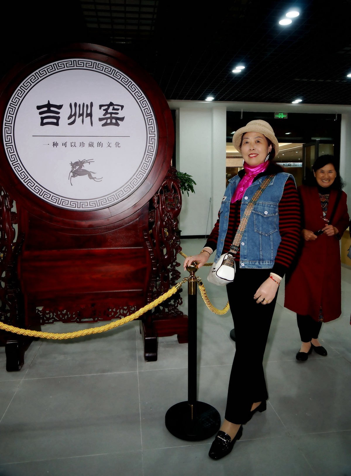 销假贴---景德镇瓷器展参观的美女！