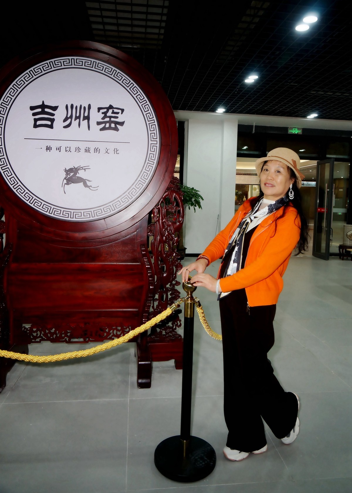 销假贴---景德镇瓷器展参观的美女！