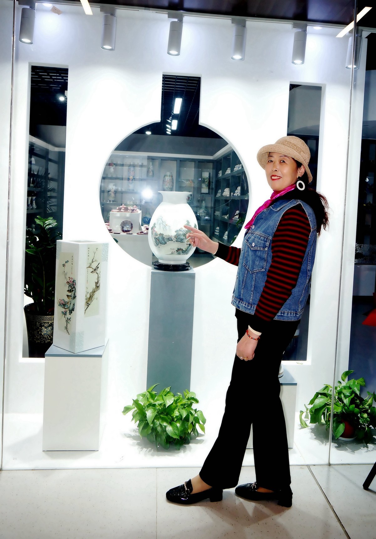 销假贴---景德镇瓷器展参观的美女！