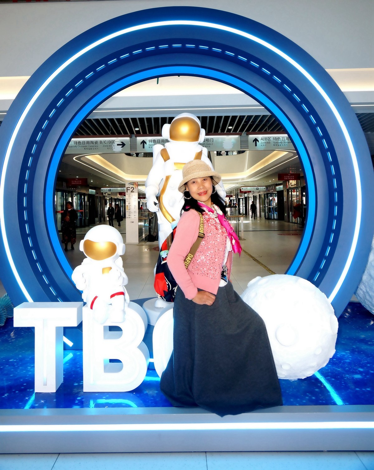 销假贴---景德镇瓷器展参观的美女！