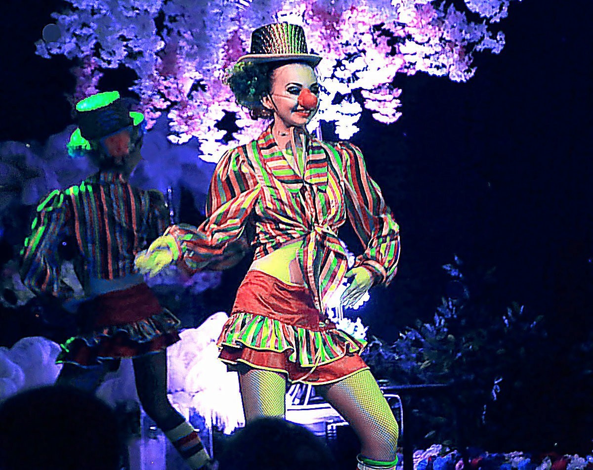 《不老松：纪实摄影》海拉尔俄罗斯文艺晚会！讨人喜欢的小丑！(3)