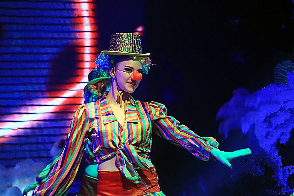 《不老松：纪实摄影》海拉尔俄罗斯文艺晚会！讨人喜欢的小丑！(2)