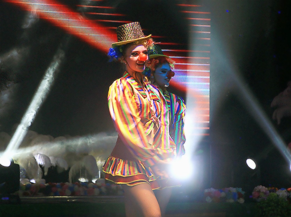 《不老松：纪实摄影》海拉尔俄罗斯文艺晚会！讨人喜欢的小丑！(2)