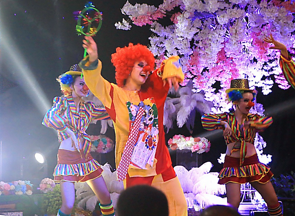 《不老松：纪实摄影》海拉尔俄罗斯文艺晚会！讨人喜欢的小丑！(2)