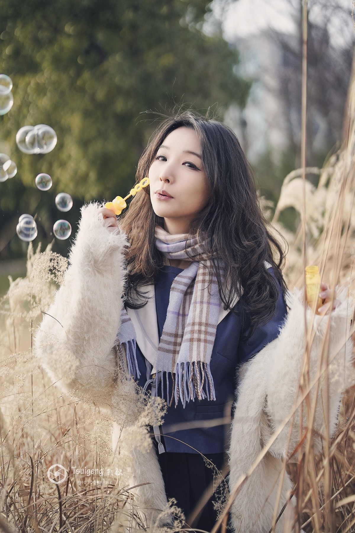 吹泡泡的女孩