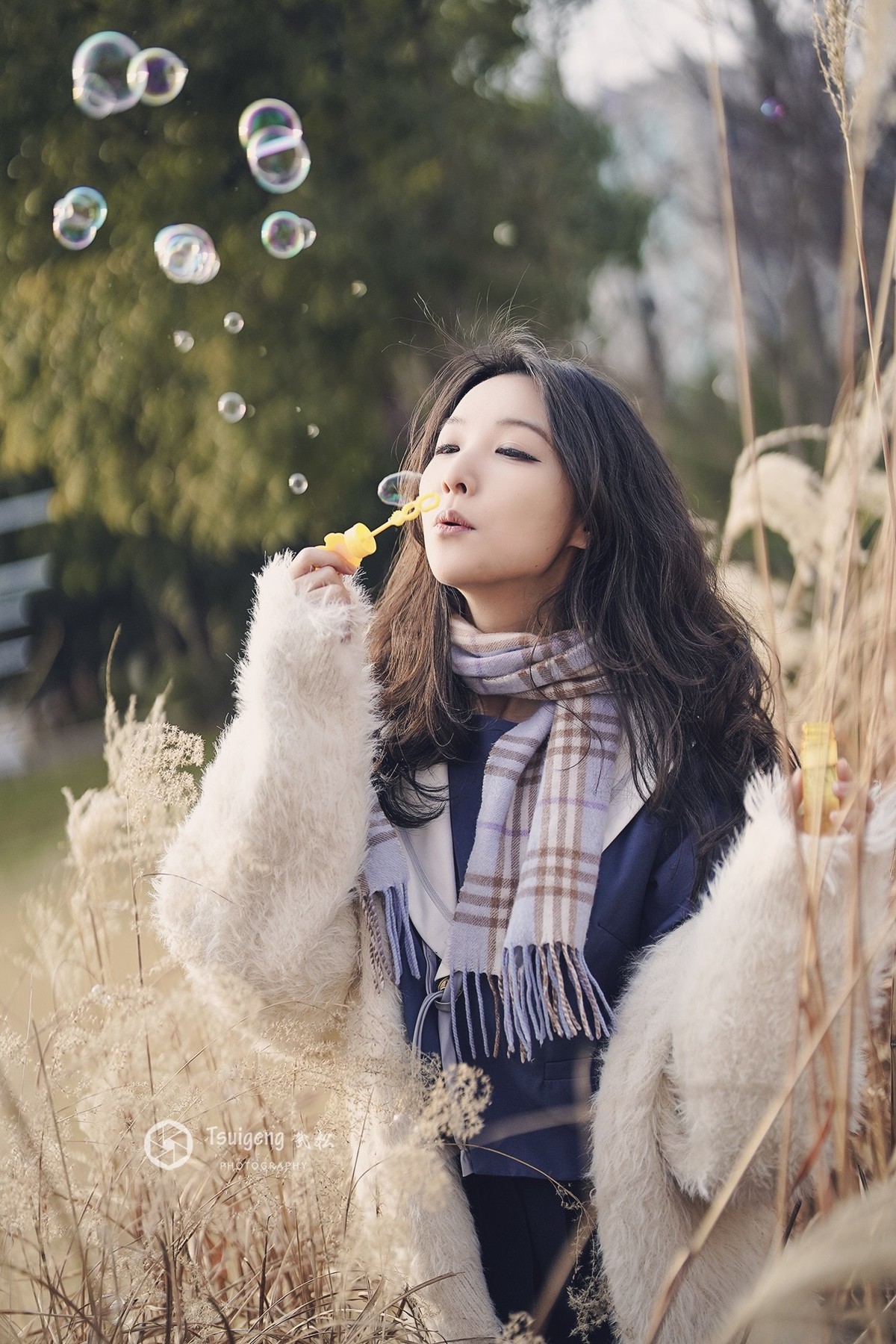 吹泡泡的女孩