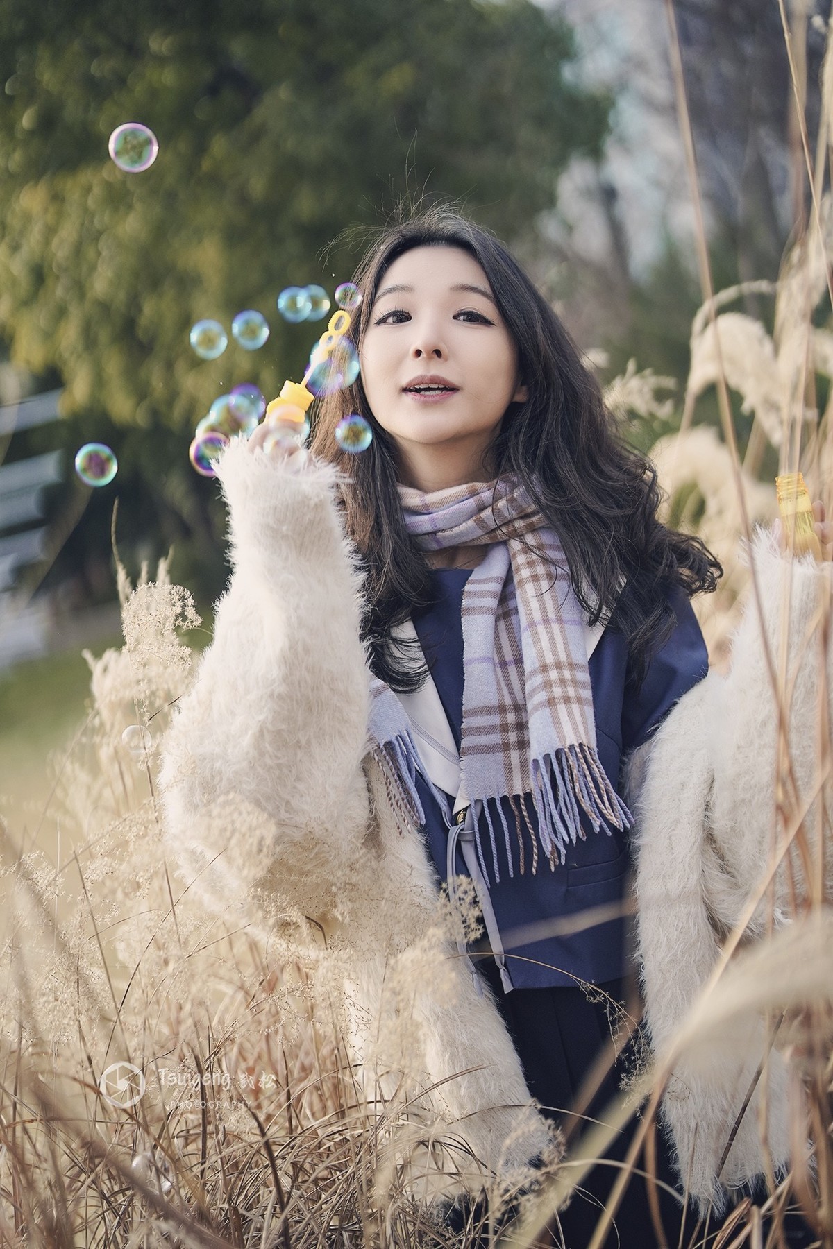 吹泡泡的女孩