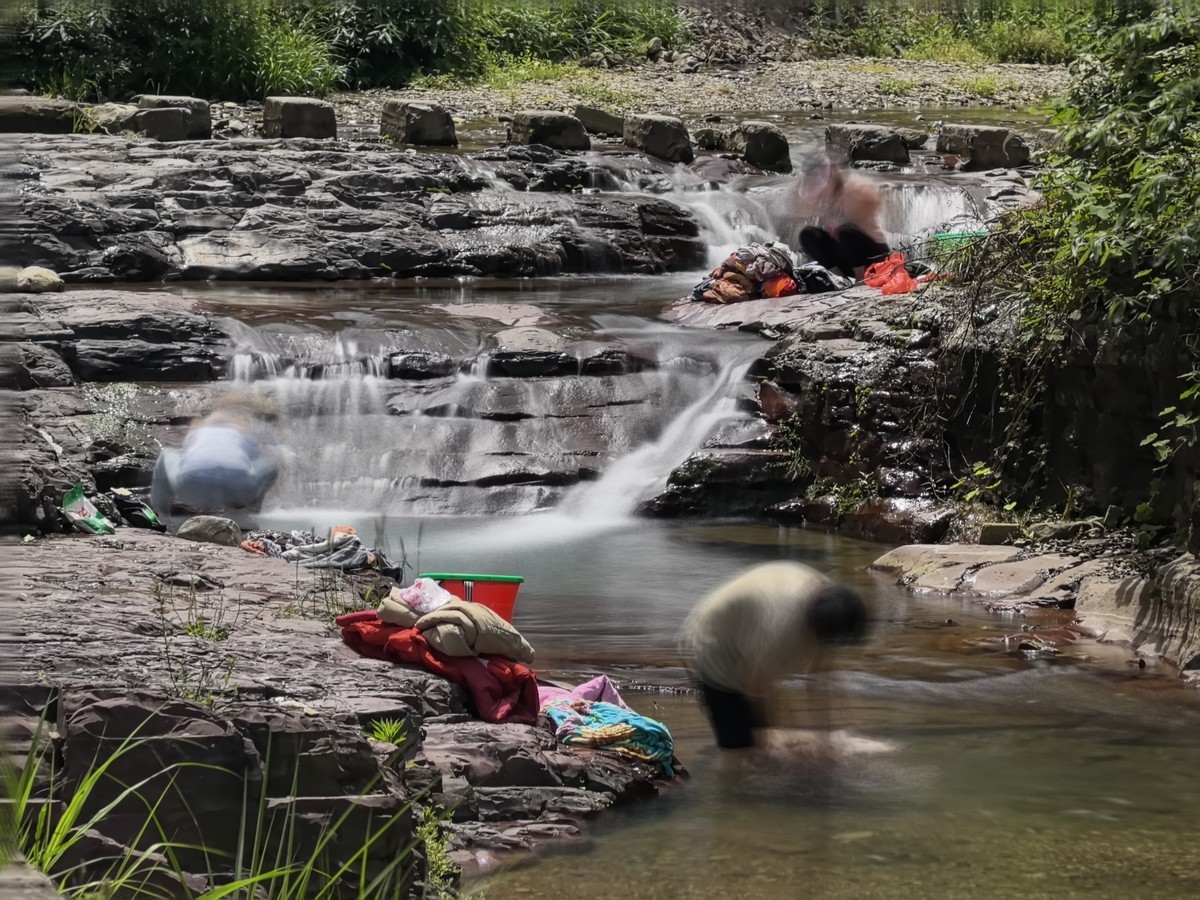 清清小溪洗衣忙