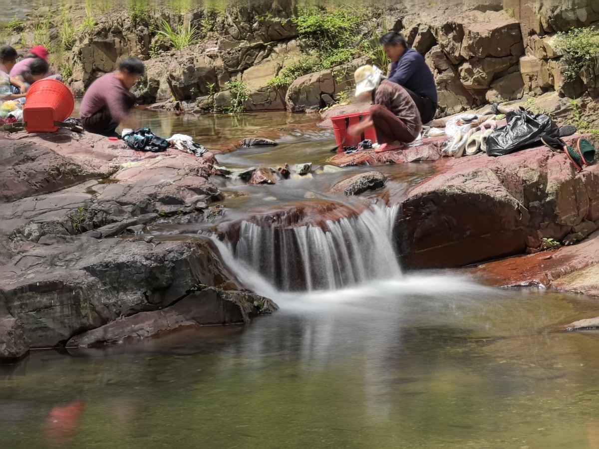 清清小溪洗衣忙