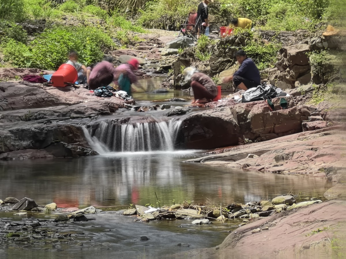 清清小溪洗衣忙