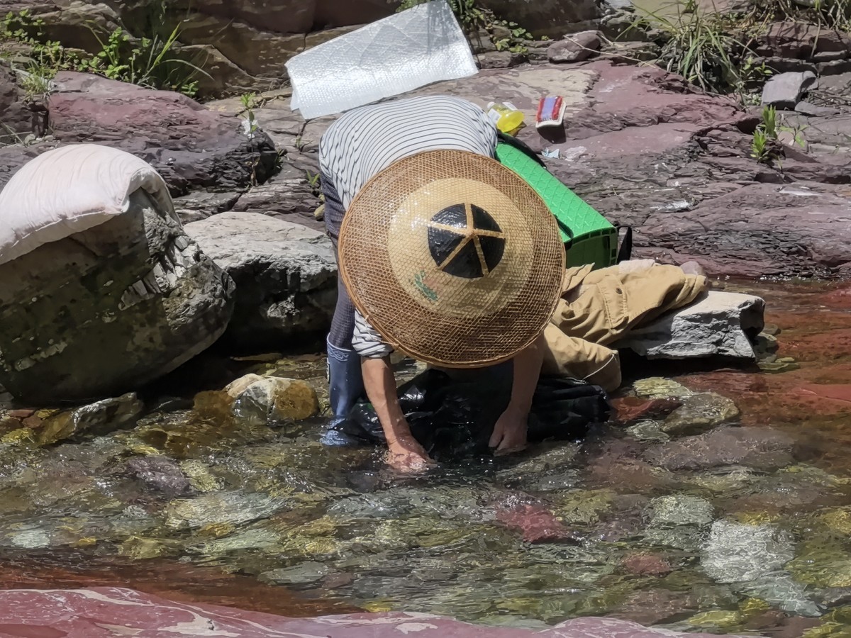 清清小溪洗衣忙