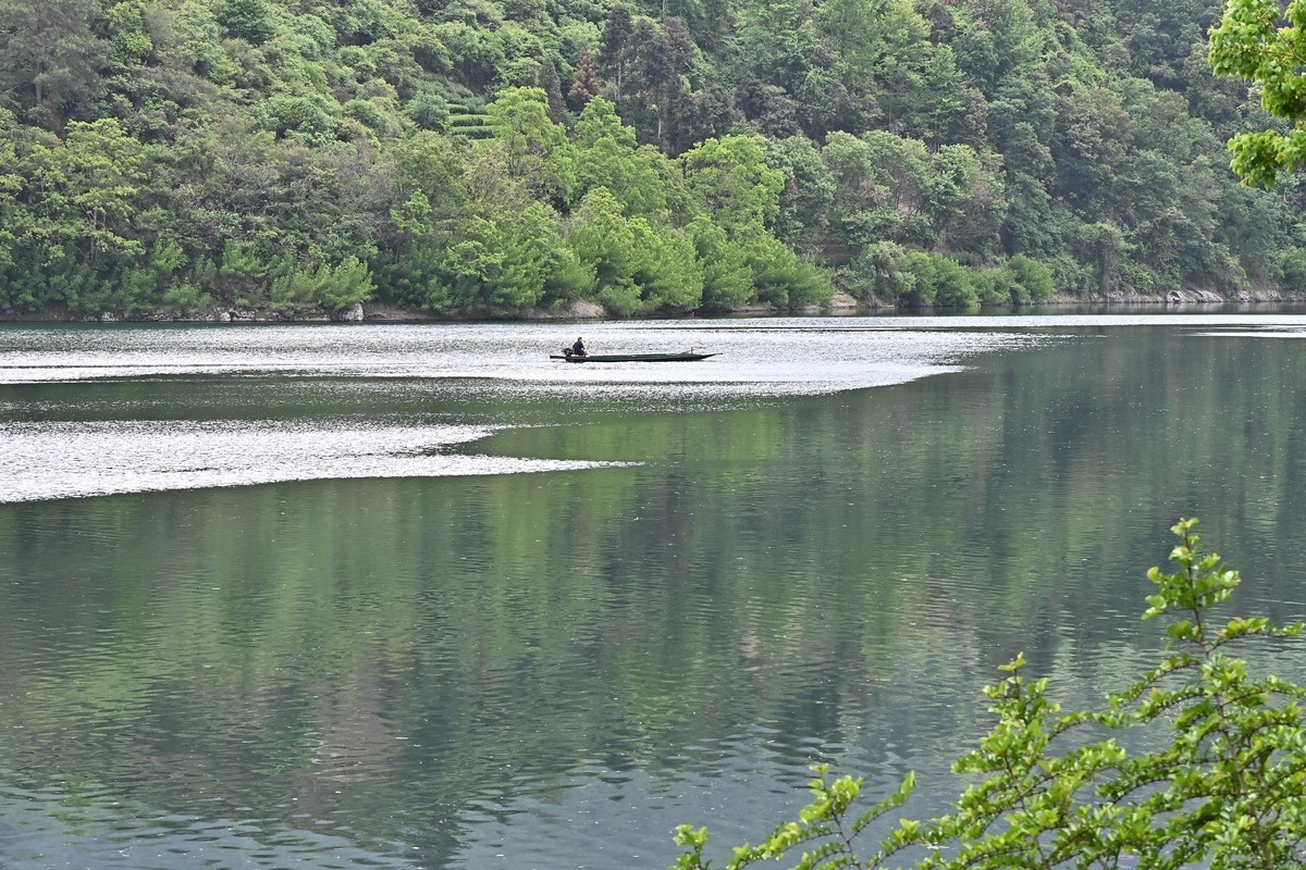 山湖荡舟